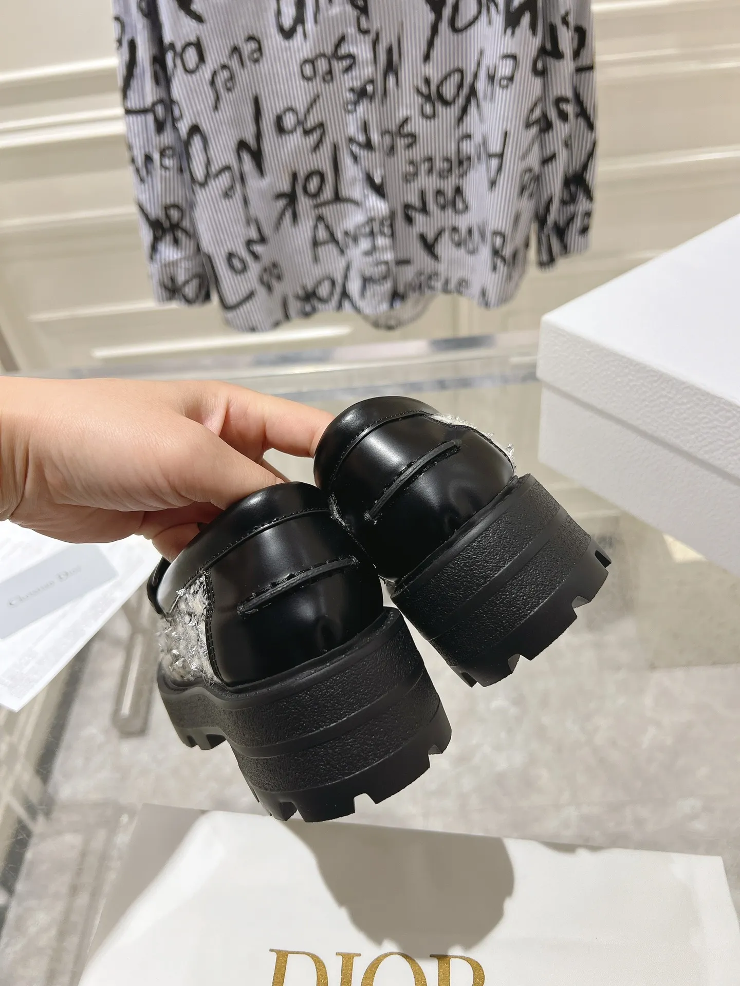 👟👟Ex-factory price 680👟👟 𝐃𝐢𝐎𝐑 #2025 New loafers for early spring 🔥 The loafers you want at first sight #Simple and elegant ‘Low-key luxury! Equipped with eye-catching Chanristian Dior logo buckle #very high-end, comfortable and good-looking💯 and easy to match #spring, summer, autumn and winter🉑️! Upper: imported open-edge beaded cowhide spliced ​​with custom-made fabrics from the counter; lining: water-dyed cowhide; sole: rubber foam outsole, highly elastic and lightweight! size: 35-40 (40 customized)